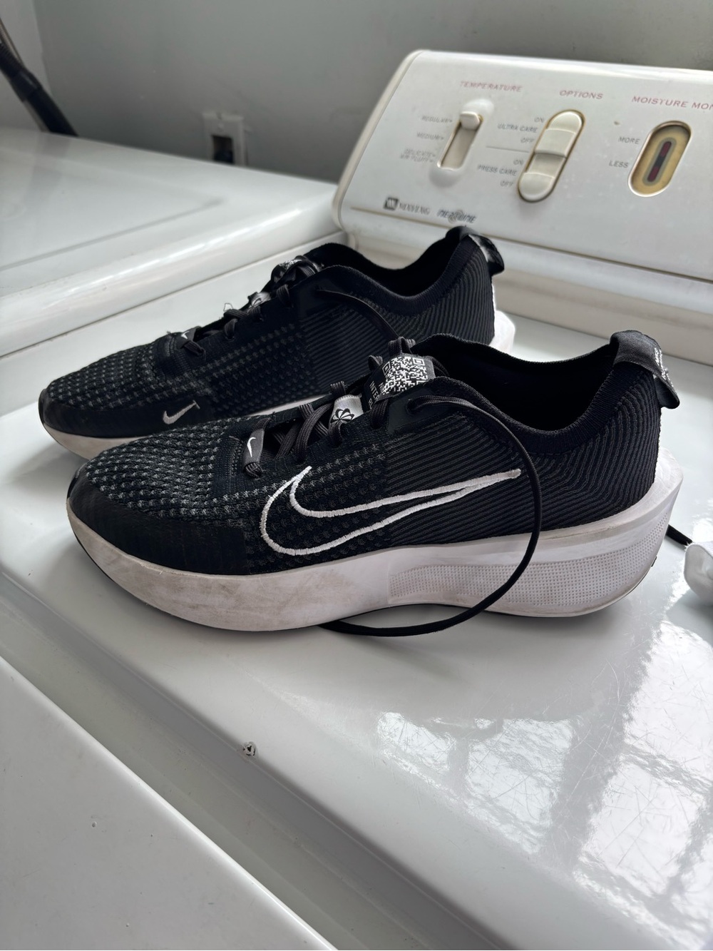 Nike Black and White Women's/Unisex Training Sneakers
